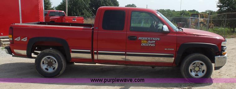 image for item K1720 2000 Chevrolet Silverado 2500 Ext. Cab pickup truck