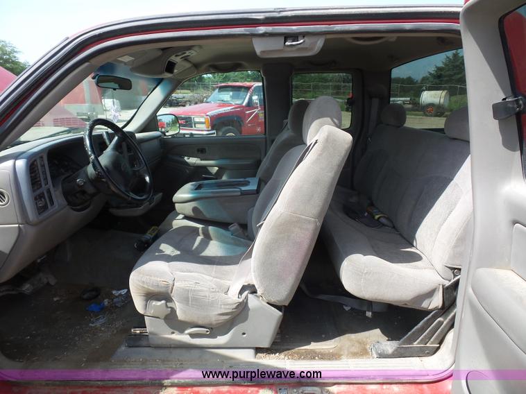 image for item K1720 2000 Chevrolet Silverado 2500 Ext. Cab pickup truck