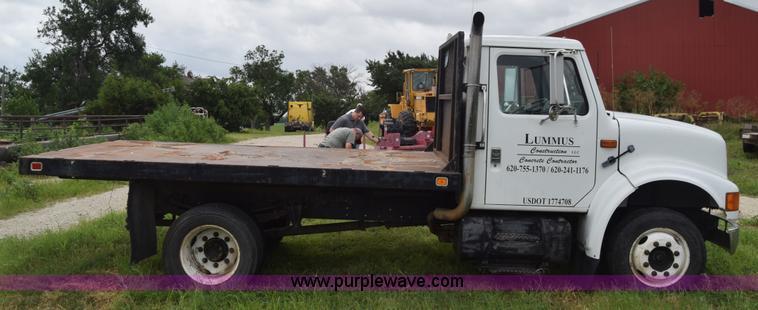 image for item K2995 1993 International 4600 flatbed truck