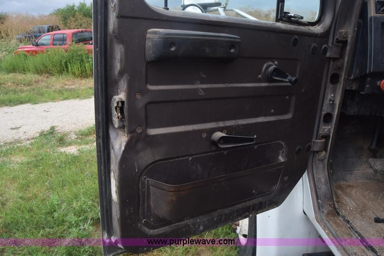 image for item K2995 1993 International 4600 flatbed truck