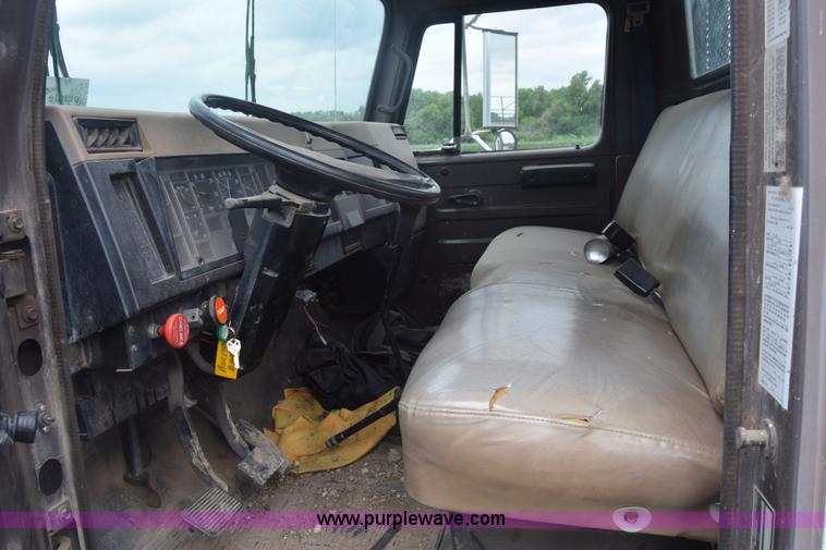 image for item K2995 1993 International 4600 flatbed truck