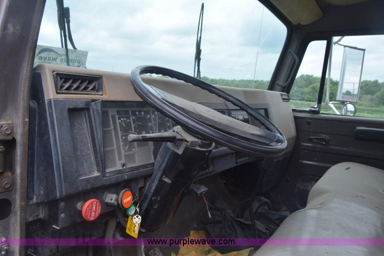 image for item K2995 1993 International 4600 flatbed truck