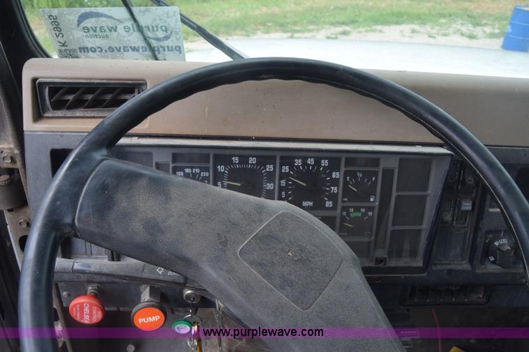 image for item K2995 1993 International 4600 flatbed truck