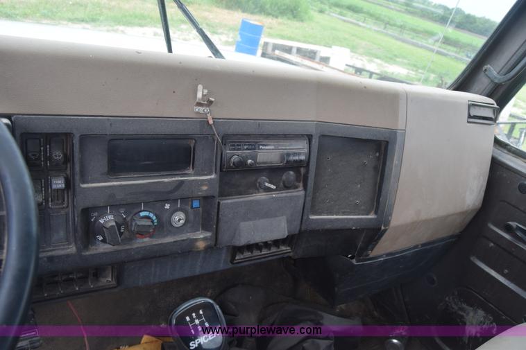 image for item K2995 1993 International 4600 flatbed truck