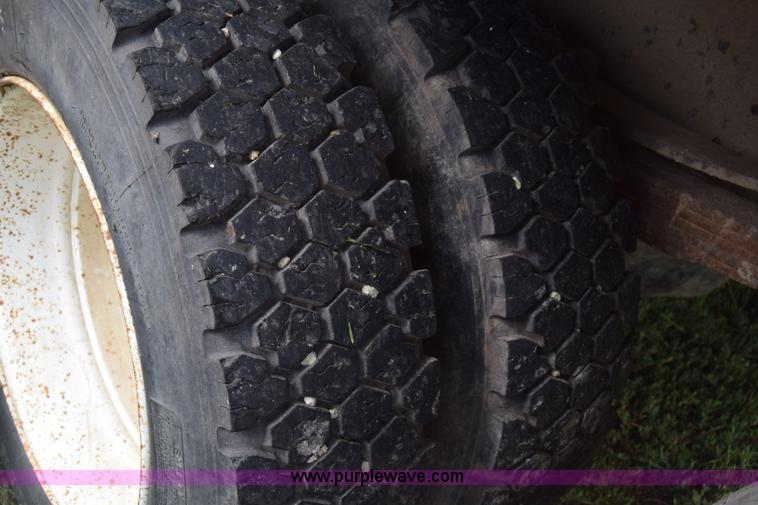 image for item K2995 1993 International 4600 flatbed truck