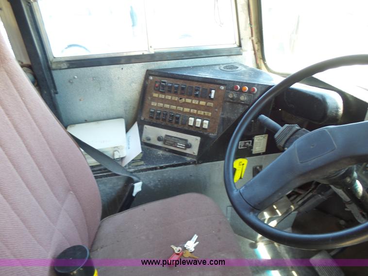 image for item K3137 1993 International 3800 Amtran school bus