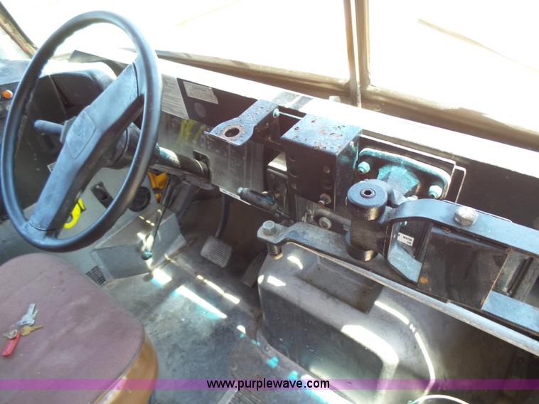 image for item K3137 1993 International 3800 Amtran school bus