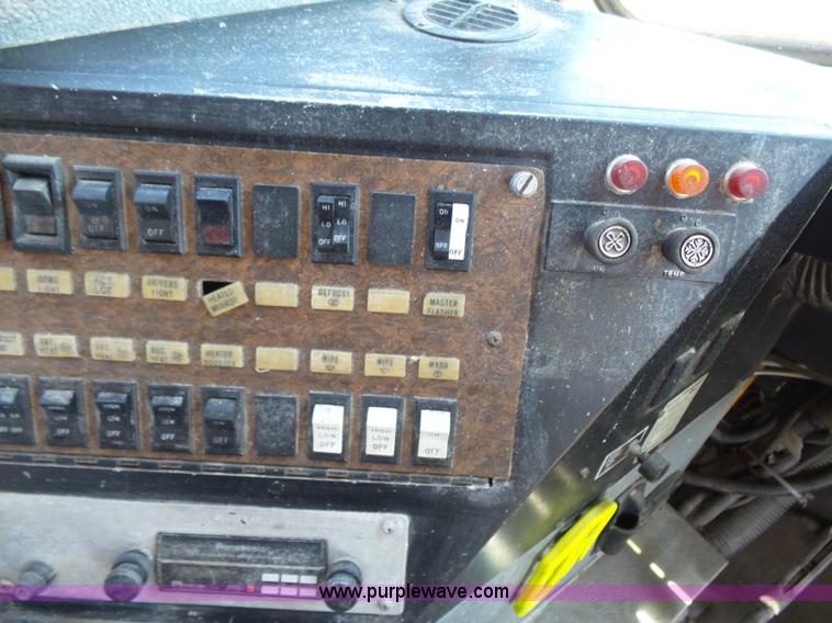 image for item K3137 1993 International 3800 Amtran school bus