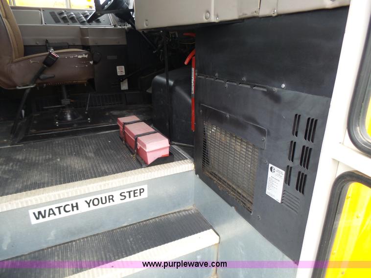 image for item K3164 2002 International 3800 school bus