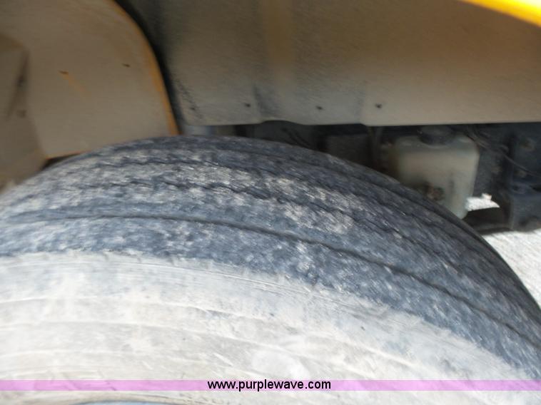 image for item K3164 2002 International 3800 school bus