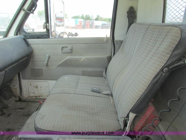 image for item K4057 1990 Isuzu NPR flatbed truck