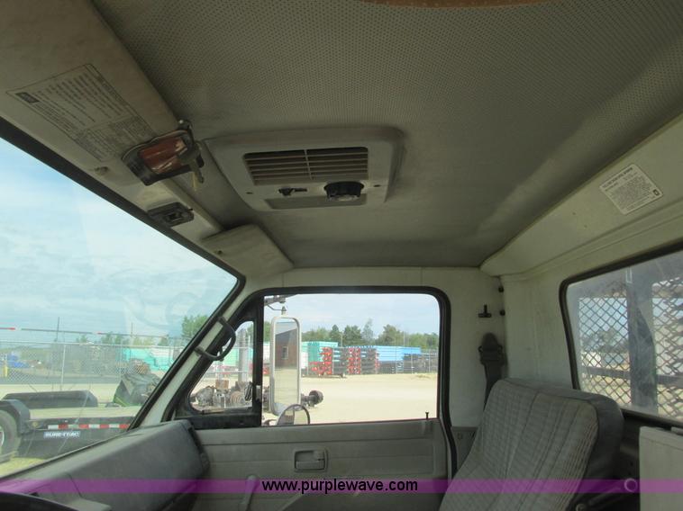 image for item K4057 1990 Isuzu NPR flatbed truck