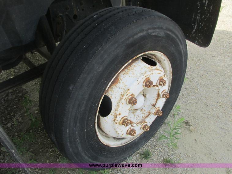 image for item K4058 1995 GMC TopKick truck cab and chassis