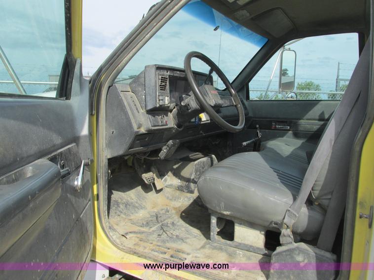 image for item K4058 1995 GMC TopKick truck cab and chassis