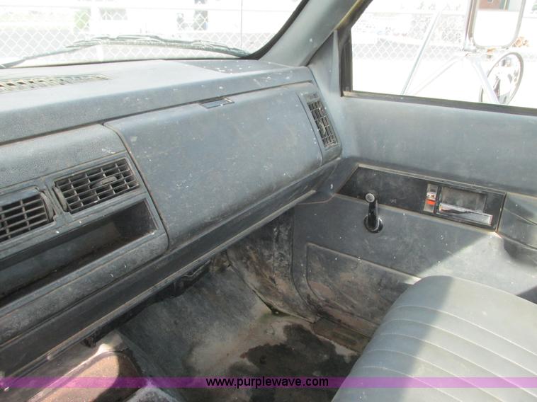 image for item K4058 1995 GMC TopKick truck cab and chassis