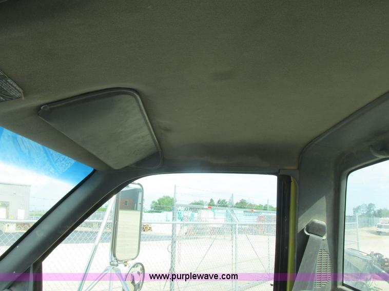 image for item K4058 1995 GMC TopKick truck cab and chassis