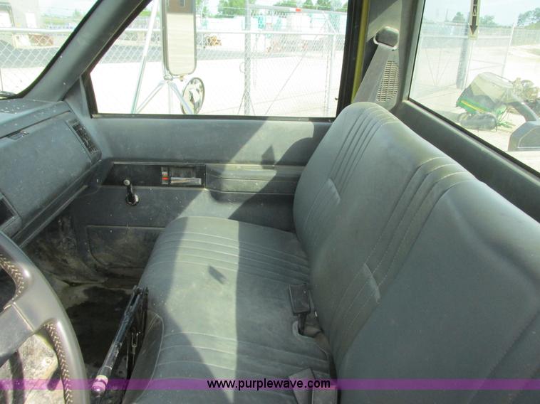 image for item K4058 1995 GMC TopKick truck cab and chassis