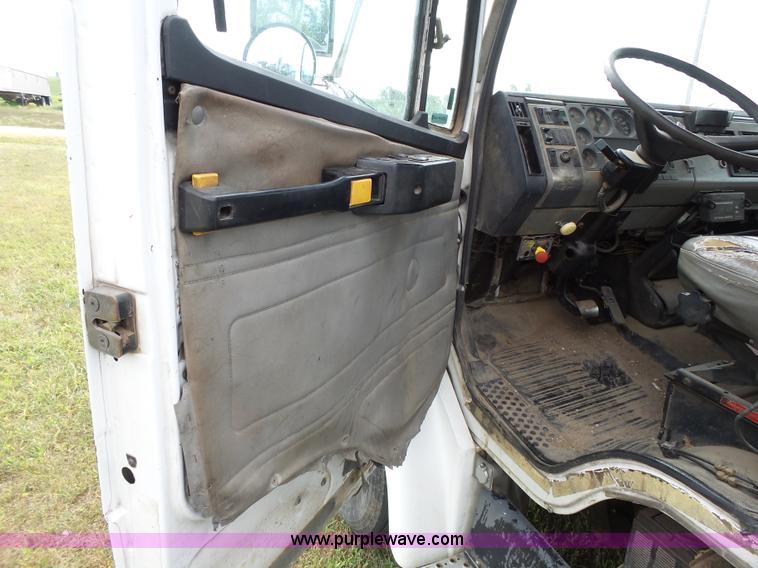 image for item K5304 2000 Freightliner FL60 rollback truck