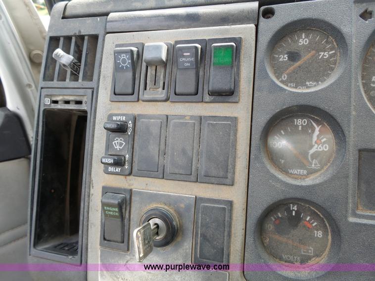 image for item K5304 2000 Freightliner FL60 rollback truck