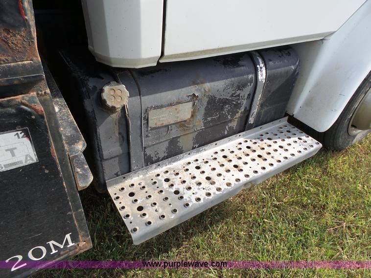 image for item K5304 2000 Freightliner FL60 rollback truck