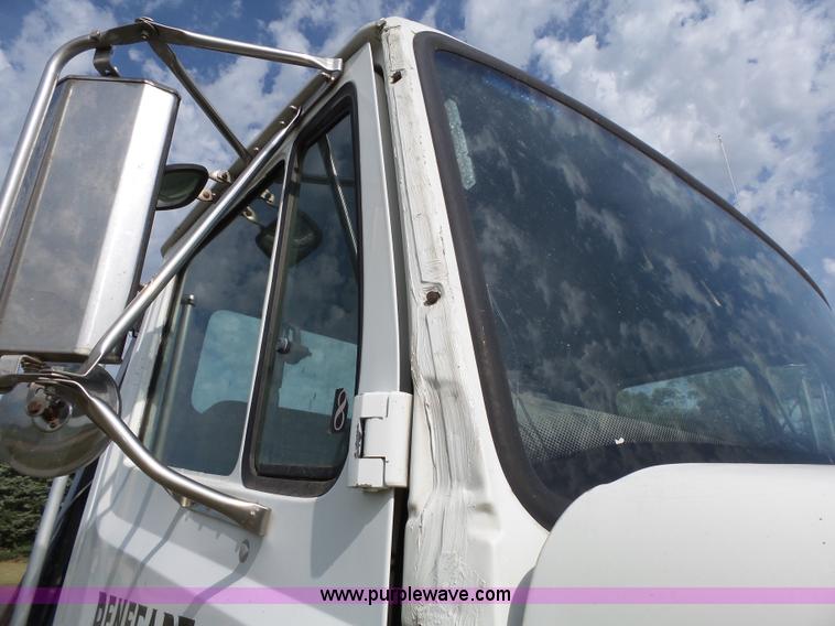 image for item K5304 2000 Freightliner FL60 rollback truck