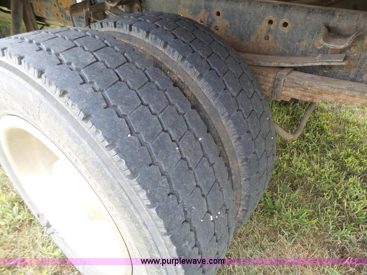 image for item K5304 2000 Freightliner FL60 rollback truck