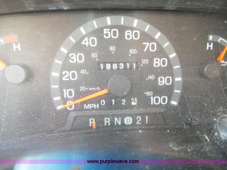 image for item L5516 2002 Ford E350 Super Duty box truck