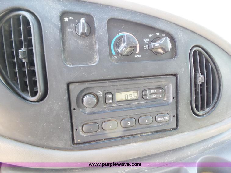 image for item L5516 2002 Ford E350 Super Duty box truck