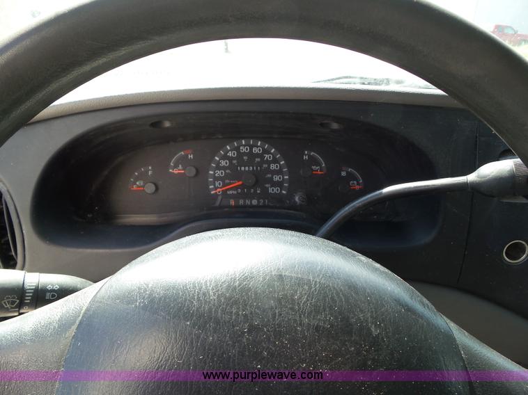 image for item L5516 2002 Ford E350 Super Duty box truck