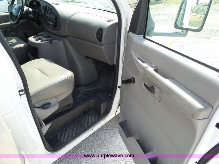 image for item L5516 2002 Ford E350 Super Duty box truck