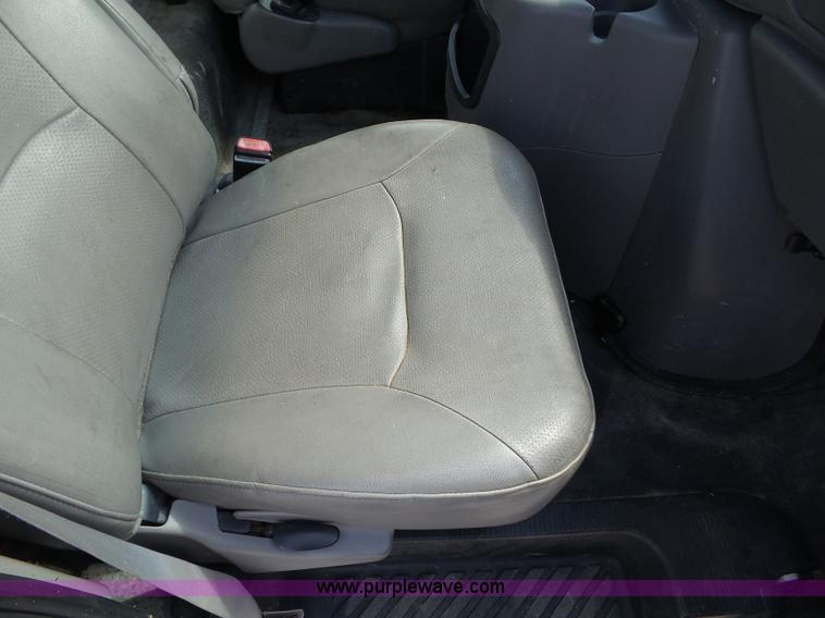 image for item L5516 2002 Ford E350 Super Duty box truck