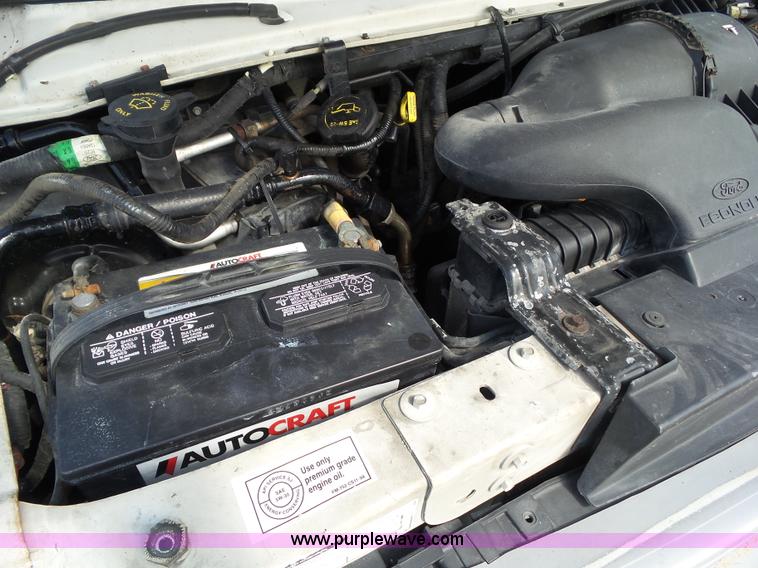 image for item L5516 2002 Ford E350 Super Duty box truck