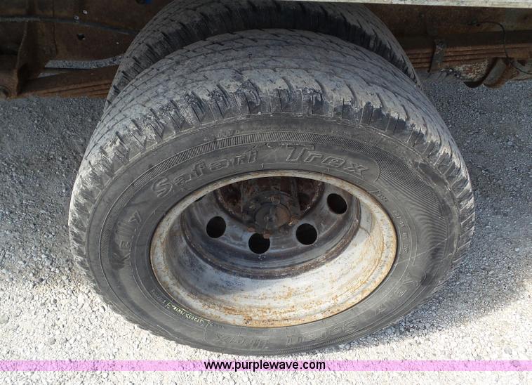 image for item L5516 2002 Ford E350 Super Duty box truck