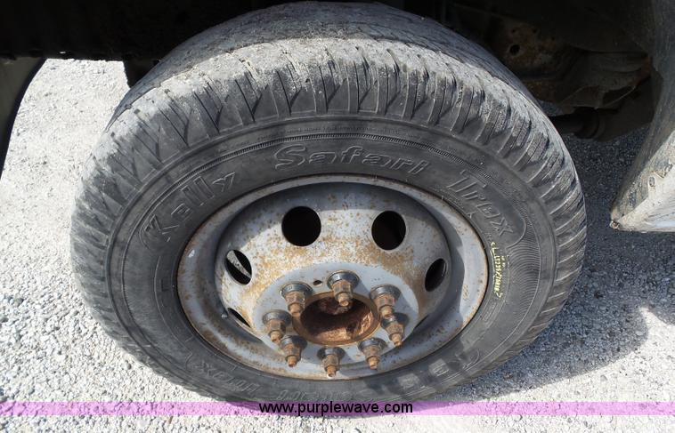 image for item L5516 2002 Ford E350 Super Duty box truck