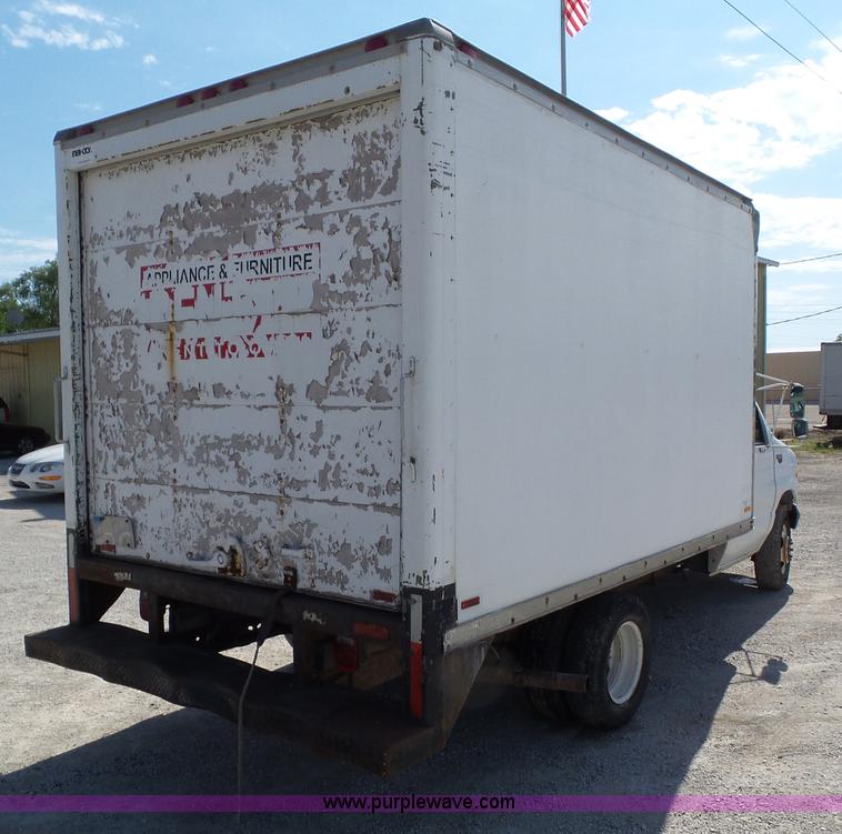 image for item L5517 1997 Ford Club Wagon E350 box truck