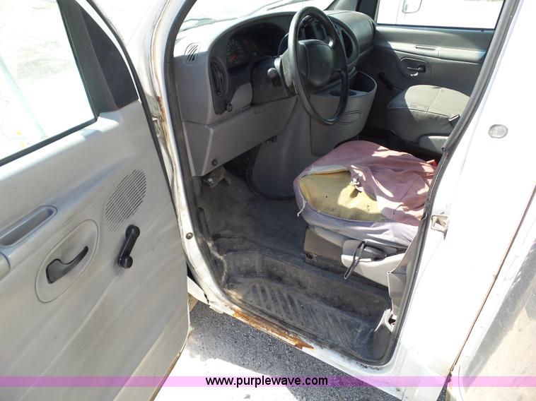 image for item L5517 1997 Ford Club Wagon E350 box truck