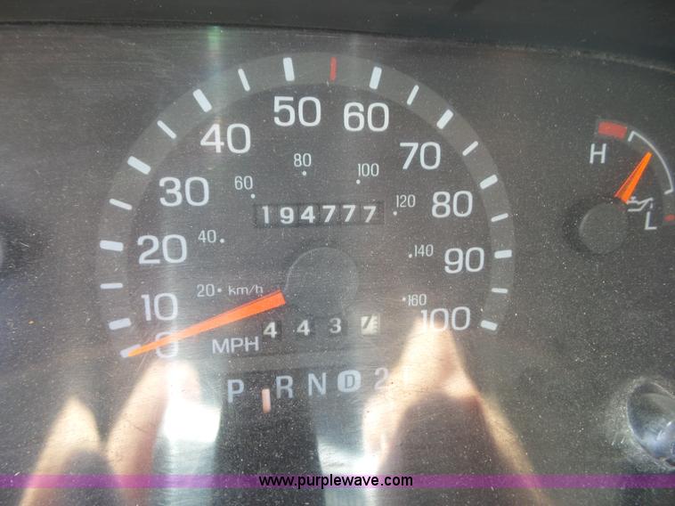 image for item L5517 1997 Ford Club Wagon E350 box truck