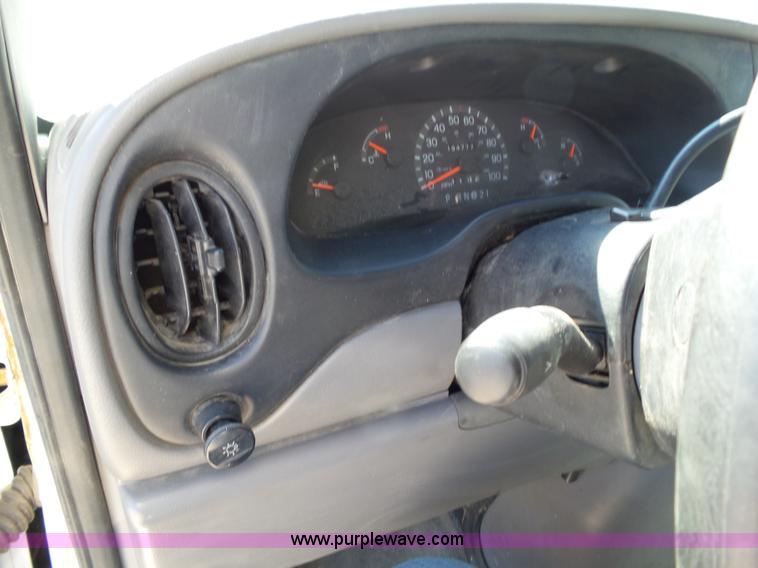 image for item L5517 1997 Ford Club Wagon E350 box truck