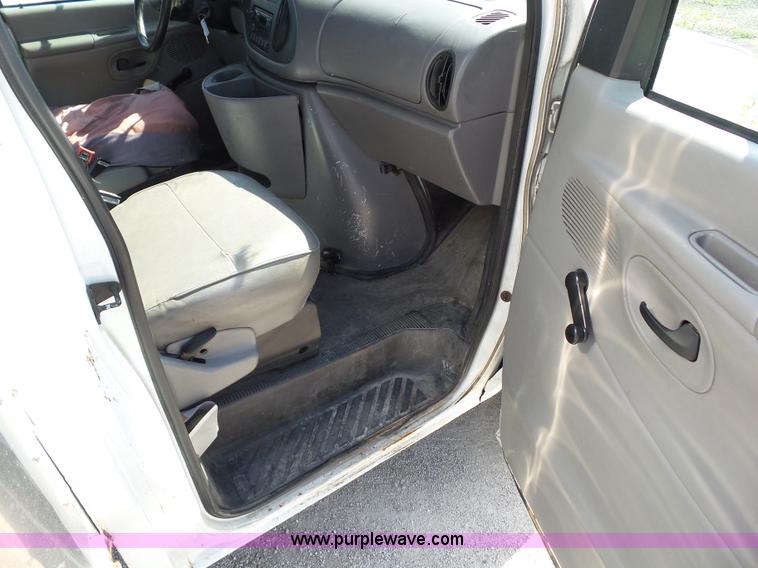 image for item L5517 1997 Ford Club Wagon E350 box truck