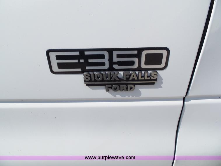 image for item L5517 1997 Ford Club Wagon E350 box truck