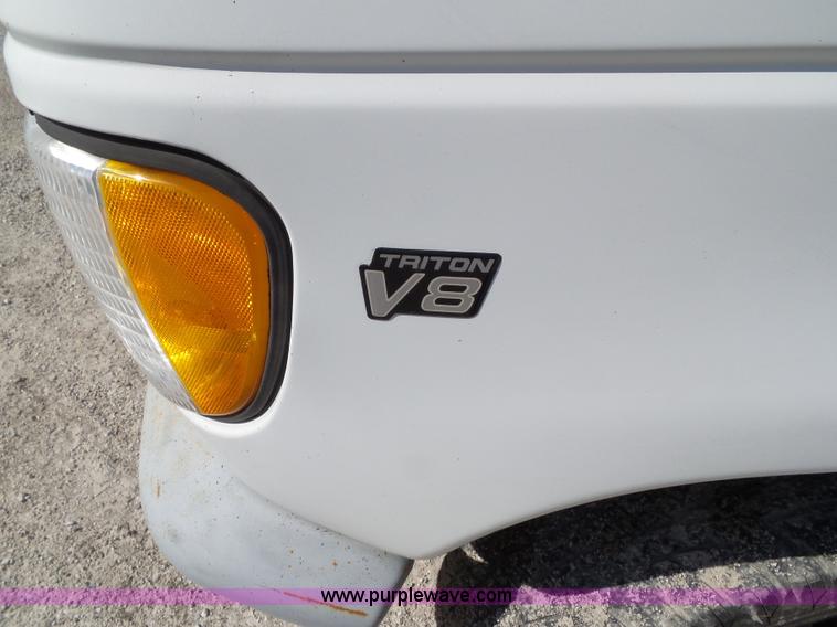 image for item L5517 1997 Ford Club Wagon E350 box truck