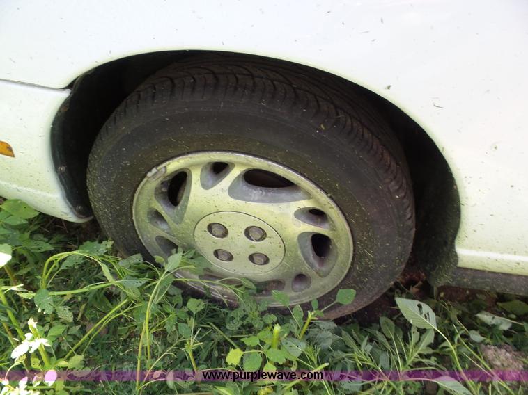 image for item L6762 1997 Saturn SL SL2