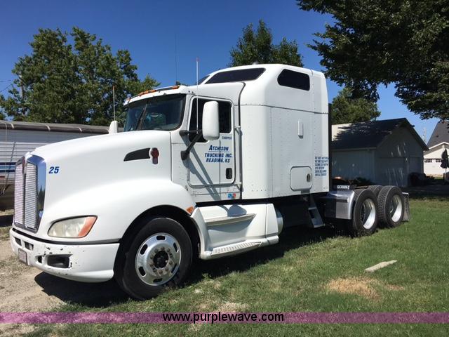 image for item F1653 2008 Kenworth T660 semi truck