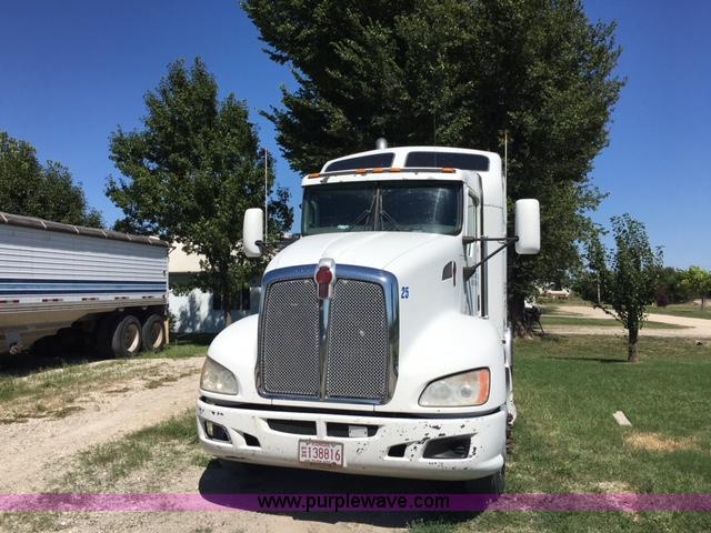 image for item F1653 2008 Kenworth T660 semi truck