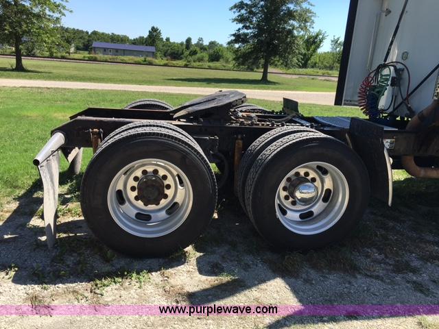 image for item F1653 2008 Kenworth T660 semi truck