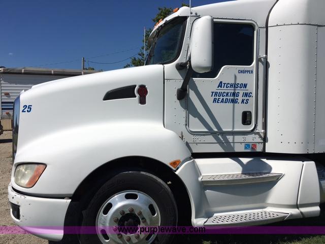 image for item F1653 2008 Kenworth T660 semi truck