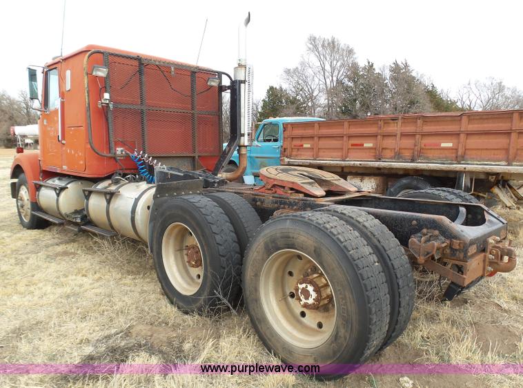 image for item J6216 1986 Volvo White semi truck