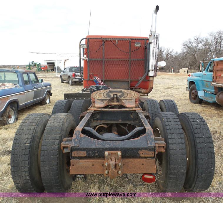 image for item J6216 1986 Volvo White semi truck