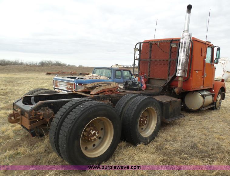 image for item J6216 1986 Volvo White semi truck