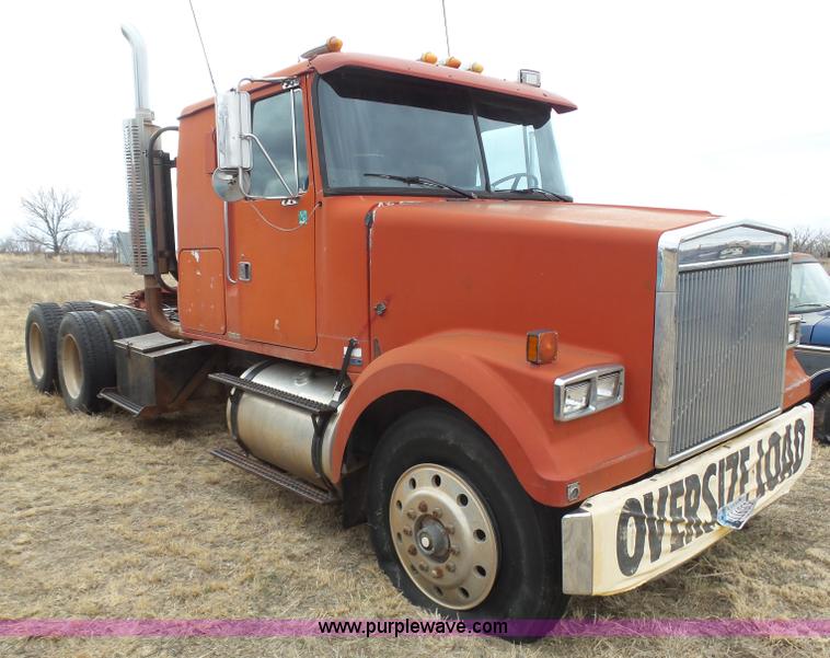 image for item J6216 1986 Volvo White semi truck